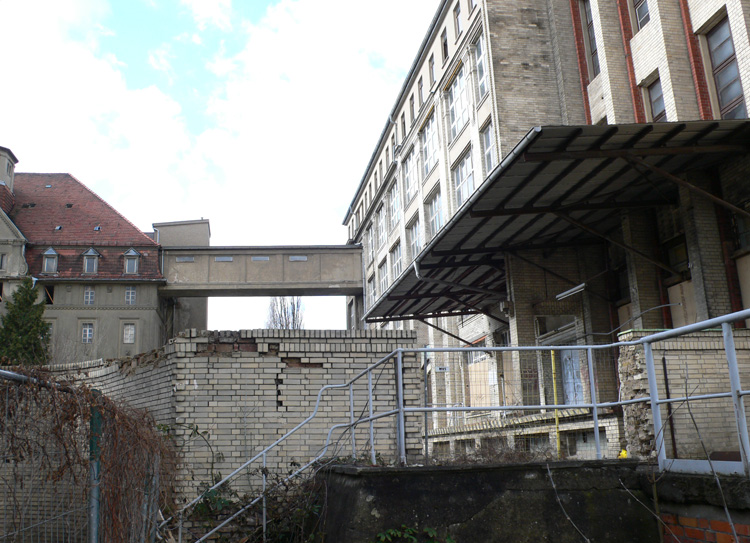 Übergang (Garbaty ehemalige Zigarettenfabrik)