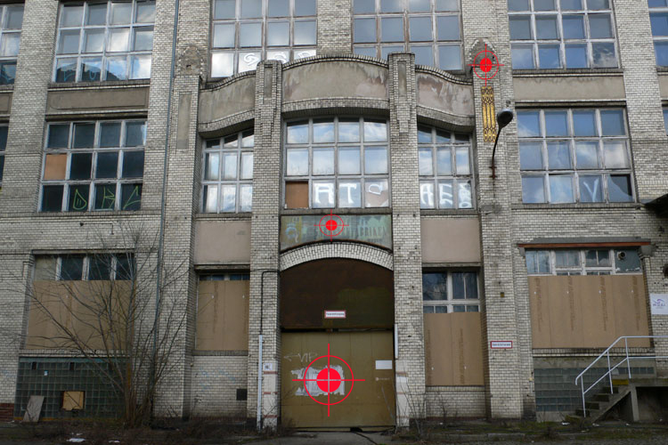 Fabrikgebäude Durchfahrt