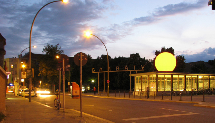Garbáty-Platz bei Nacht